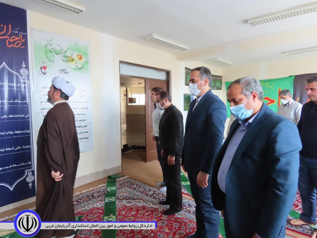 حضور فرماندار شهرستان چایپاره در مجتمع اداری جهت اقامه نماز جماعت