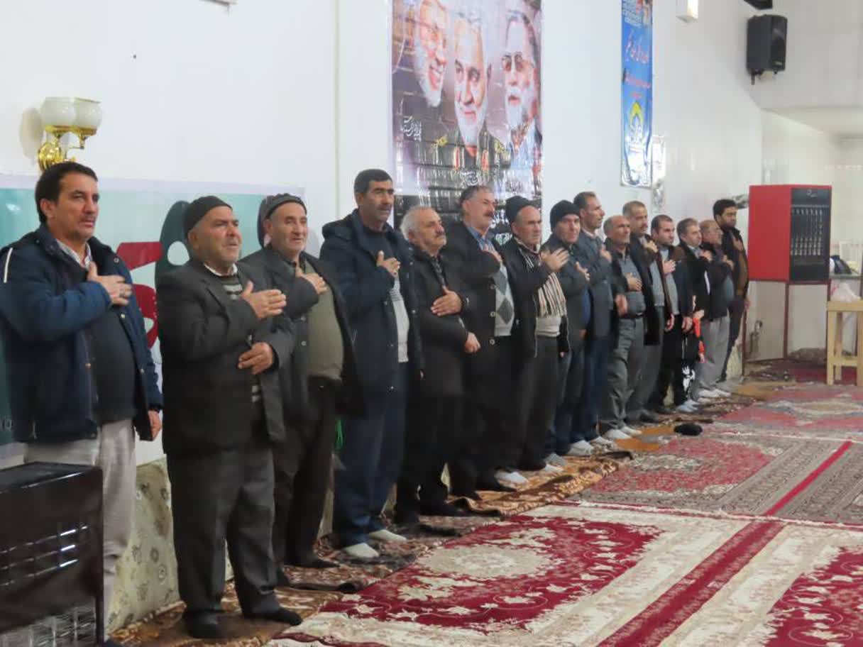حضور فرماندار چایپاره در مراسم ایام فاطمیه در روستای خانقاه چورس