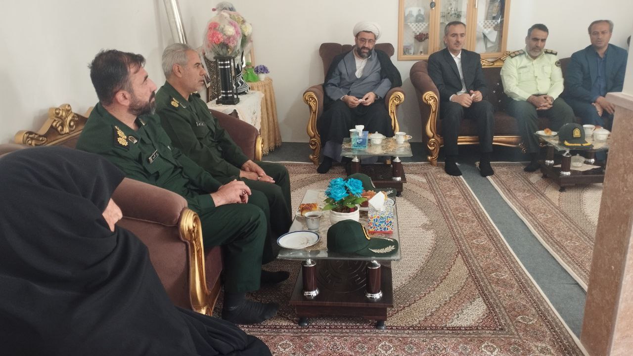 تجلیل از مقام شامخ خانواده شهدا بمناسبت گرامیداشت هفته دفاع مقدس