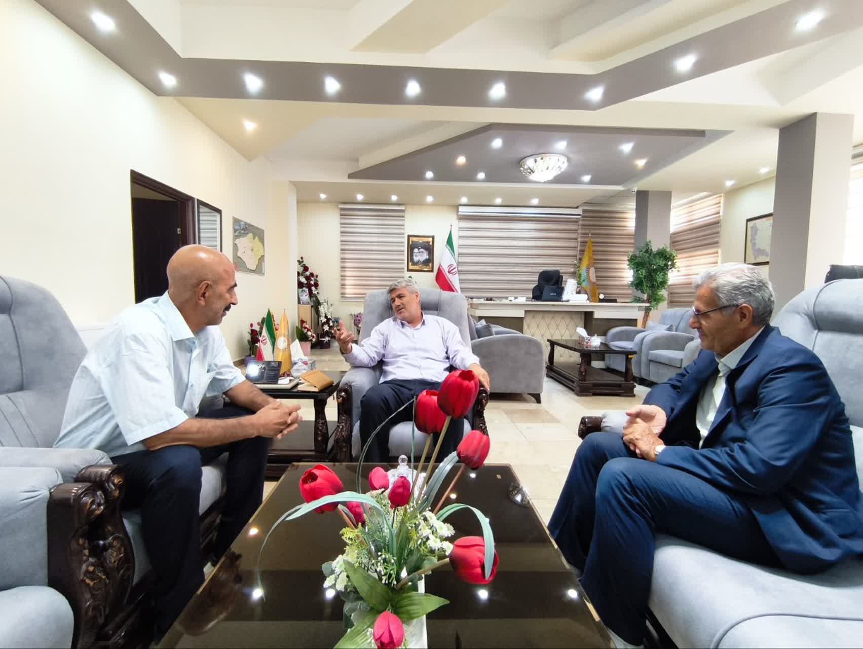 دیدار آقای محمدی از فعالین حوزه صنعت فرش شهرستان با سرپرست فرمانداری چایپاره جهت تبریک انتصاب ایشان