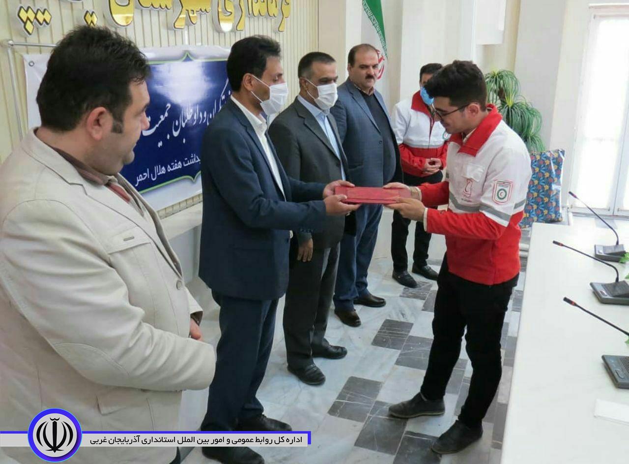 همزمان باگرامیداشت هفته هلال احمر آیین تجلیل از نجاتگران و داوطلبان جمعیت هلال احمر در شهرستان چایپاره برگزار شد.