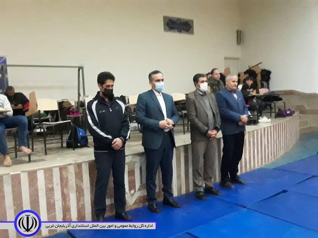 فرماندار شهرستان با حضور در سالن ورزشی کشتی از تمرینات کشتی گیران بازدید کرد