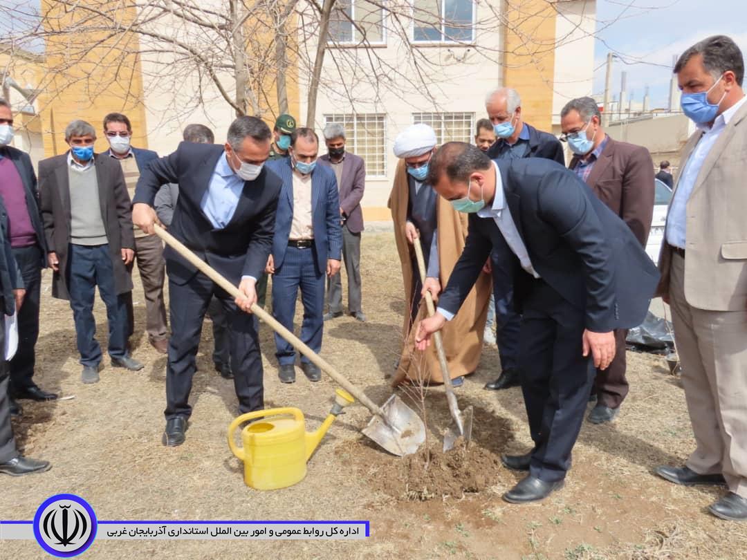 حضور شکورزاده فرماندار شهرستان در مراسم بزرگداشت هفته منابع طبیعی در مجتمع فرهنگی هنری ارشاد اسلامی