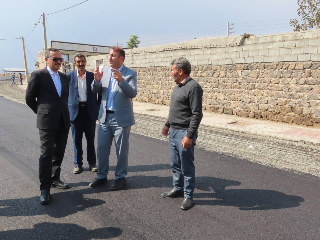 بازدید فرماندار از اجرای طرح هادی روستای کامل آباد