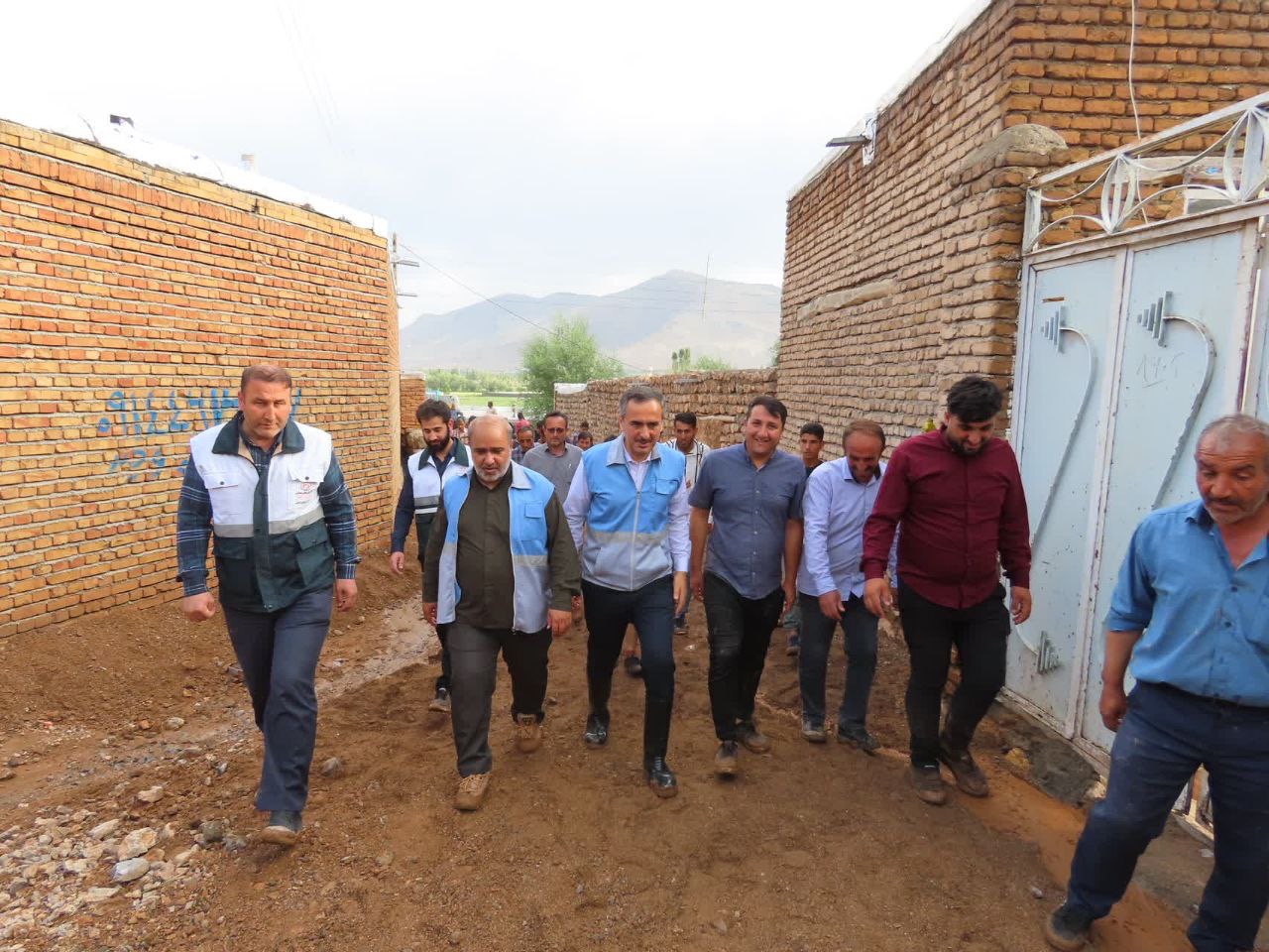 بازدید میدانی فرماندار از روستای سیل زده بابل آباد