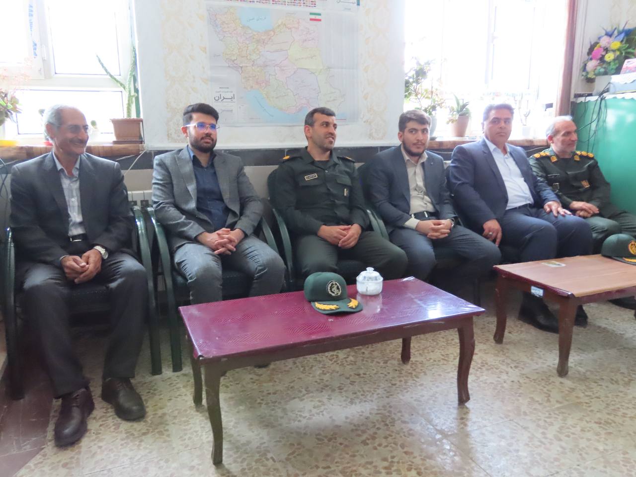 تبریک روز معلم به کادر آموزشی و پرورشی دبستان پسرانه شهید غلامرضا علیزاده روستای قره کندی