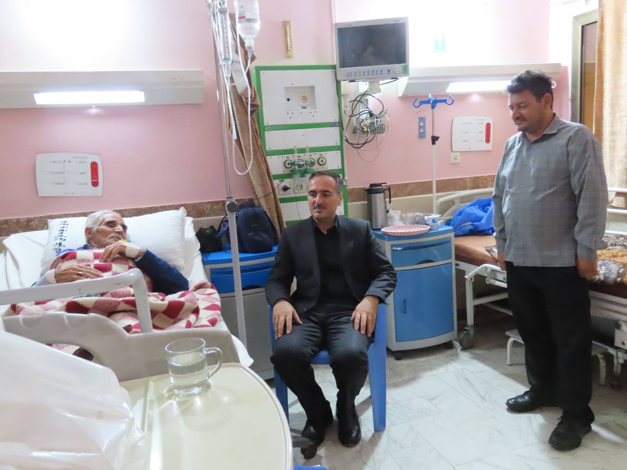 فرماندار شهرستان چایپاره به دیدار و عیادت شاعر آیینی و نویسنده پیشکسوت "حاج اسرافیل صفرزاده" رفت