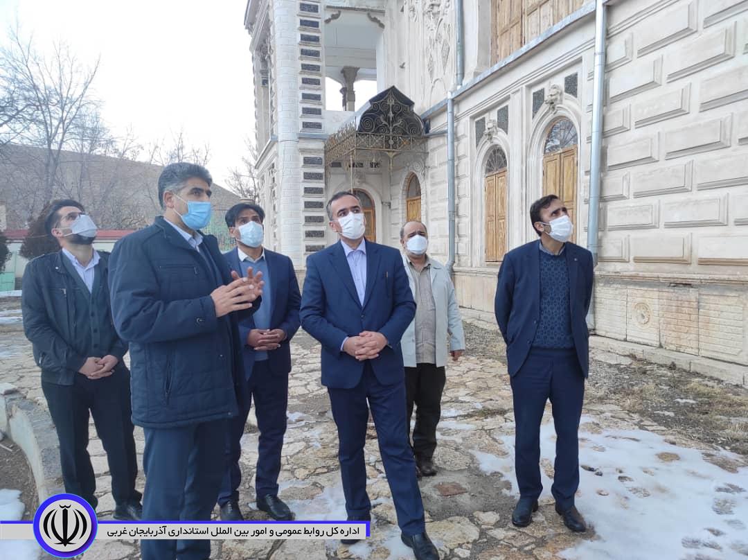 شکورزاده فرماندار شهرستان چایپاره در حاشیه بازید از نمایشگاه هنر و هنرمندان منطقه آزاد تجاری صنعتی ماکو ، ازساماندهی باغ و کاخ سردار ماکو بازدید نمودند