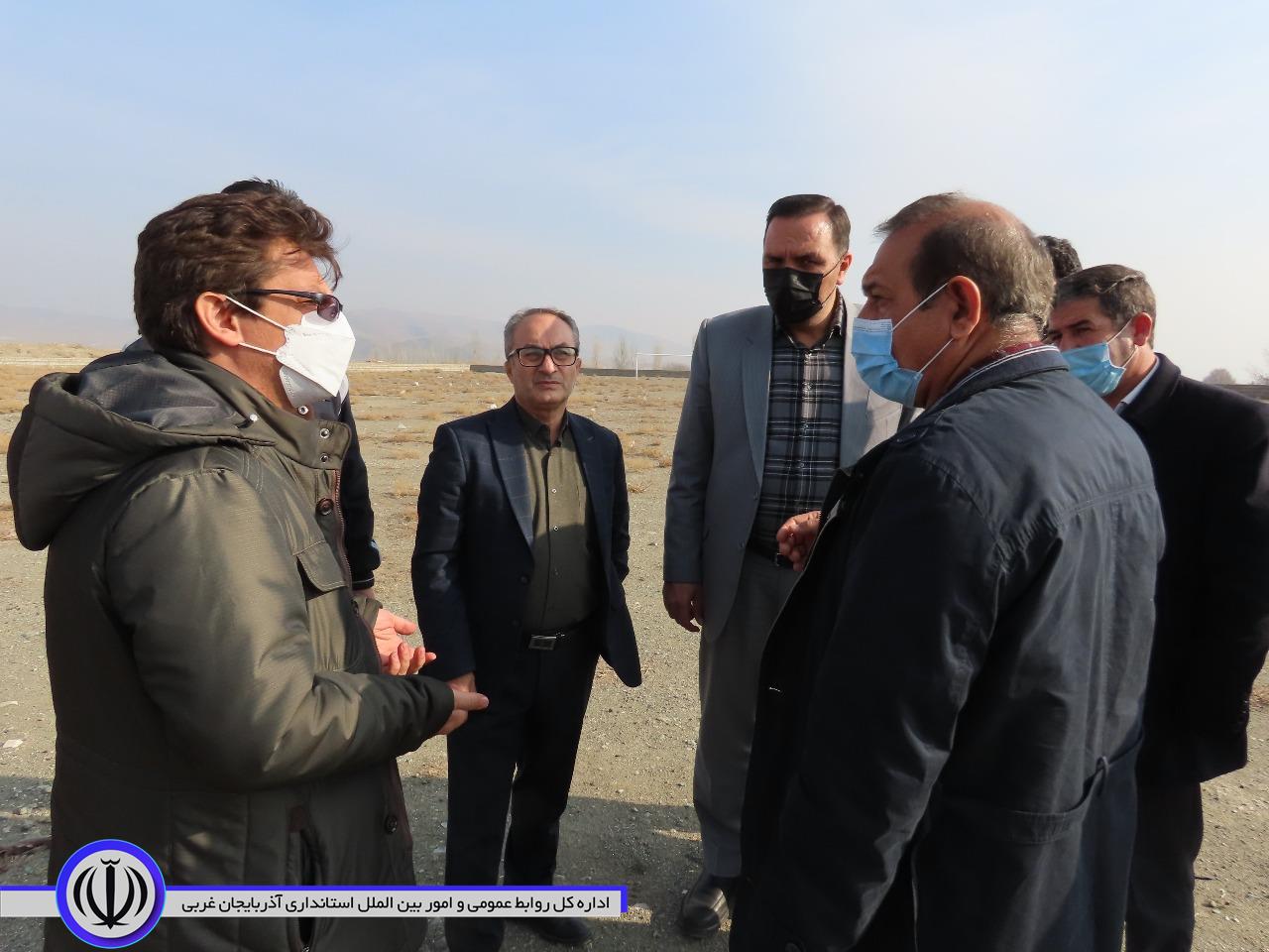 بازید امینی فرماندار شهرستان به همراه مدیر کل ورزش و جوانان و مدیر کل عمرانی وزارت ورزش و جوانان از اماکن ورزشی
