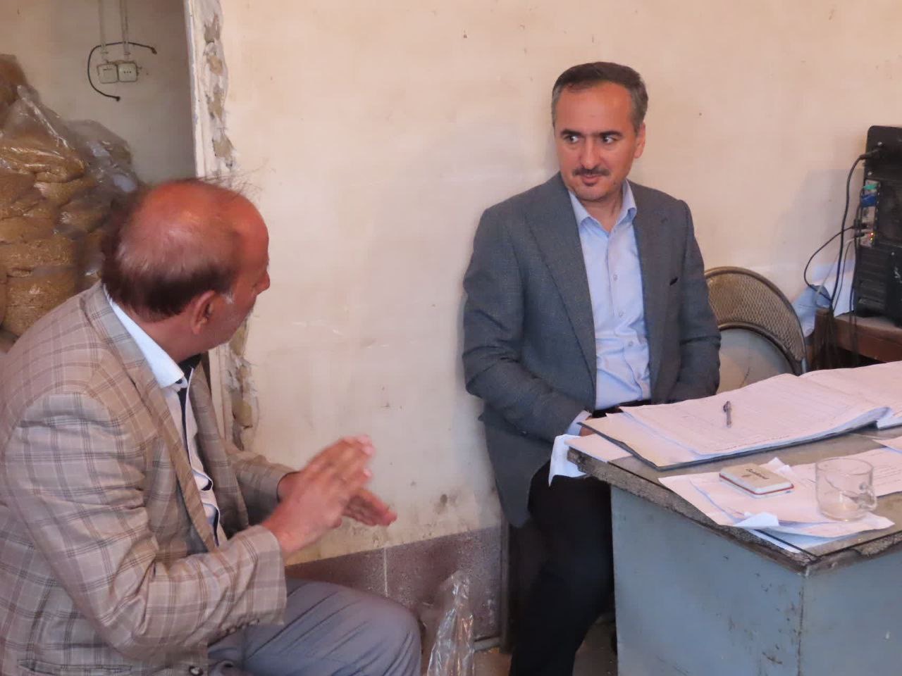 بازدید فرماندار از مرکز خرید گندم در شهرستان چایپاره
