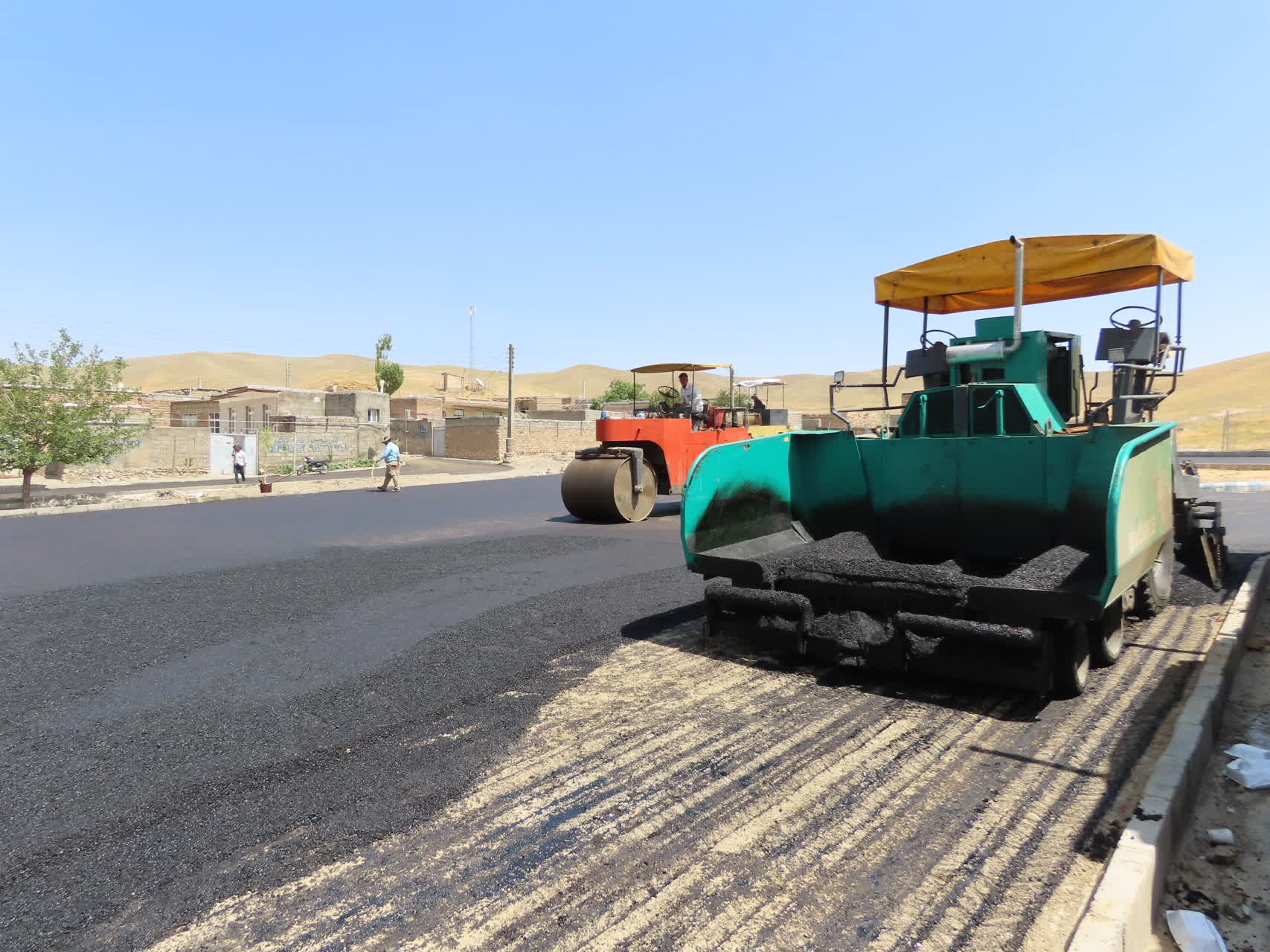 طرح عمرانی بهسازی و آسفالت معابر روستای قره کهریز آماده افتتاح شد