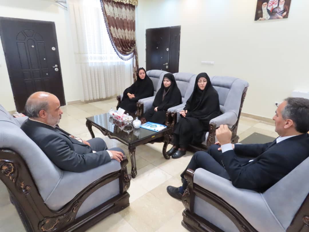 تجلیل فرماندار شهرستان چایپاره از دهیار روستای دیزج حاتم خان