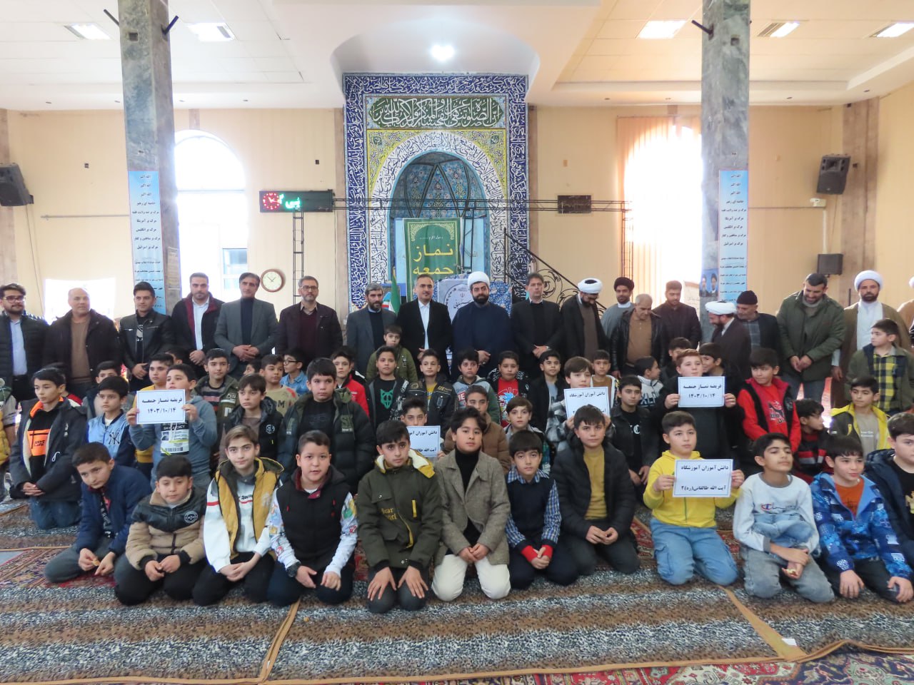 حضور جمعی از دانش آموزان مدارس در نماز عبادی سیاسی جمعه