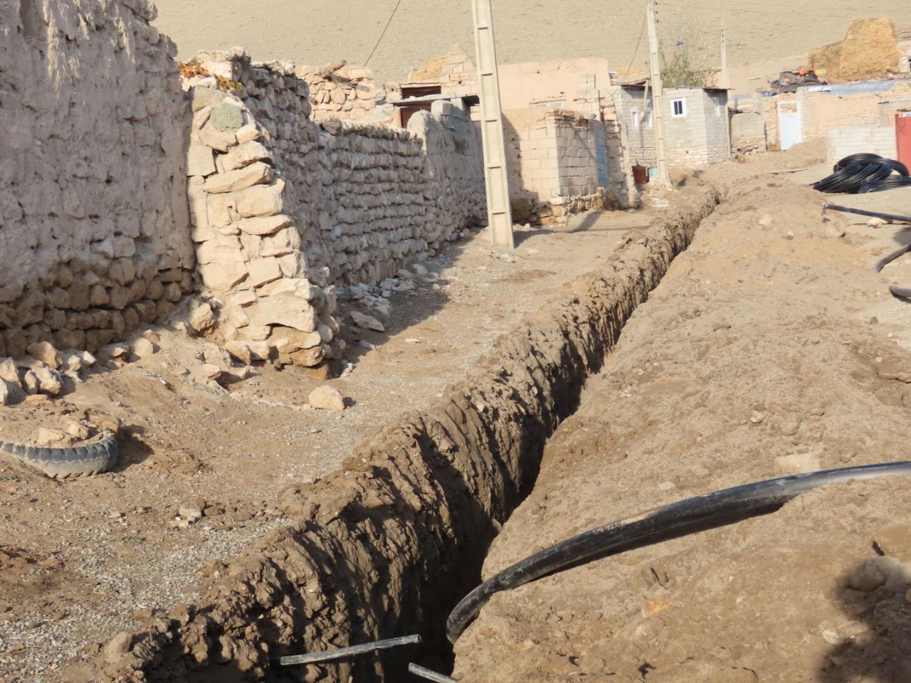 بازدید فرماندار شهرستان چایپاره از خطوط انقال آب رسانی به روستای فیض آباد