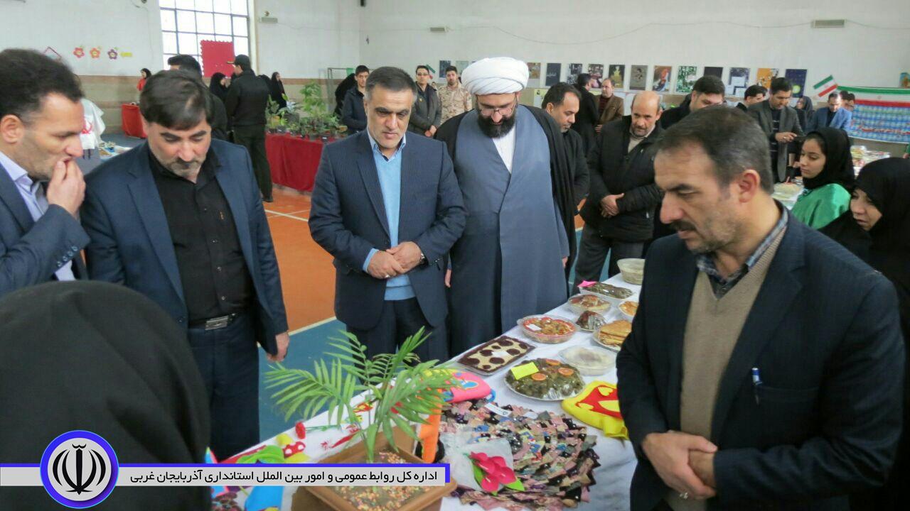 افتتاح نمایشگاه آثار هنری ودستی دانش آموزی به مناسبت دهه مبارک فجر درشهرستان چایپاره برگزارشد.