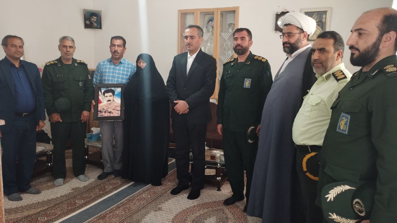تجلیل از مقام شامخ خانواده شهدا بمناسبت گرامیداشت هفته دفاع مقدس