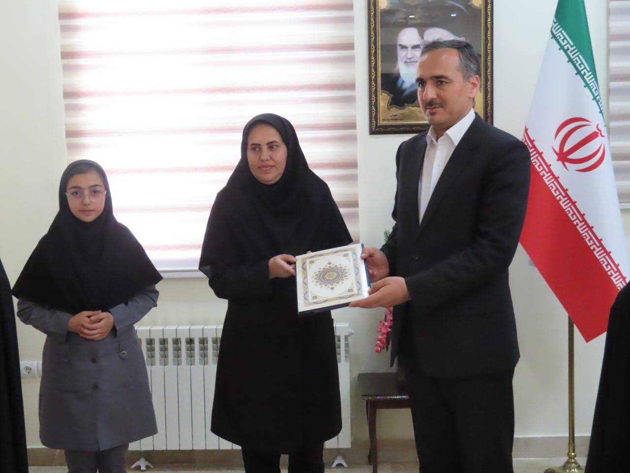 تجلیل از دانش آموز افتخار آفرین شهرستان چایپاره