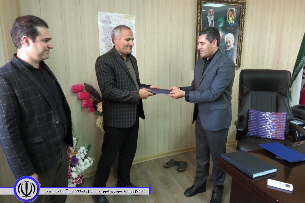 تجلیل از کارمندان بخشداری مرکزی در هفته دولت