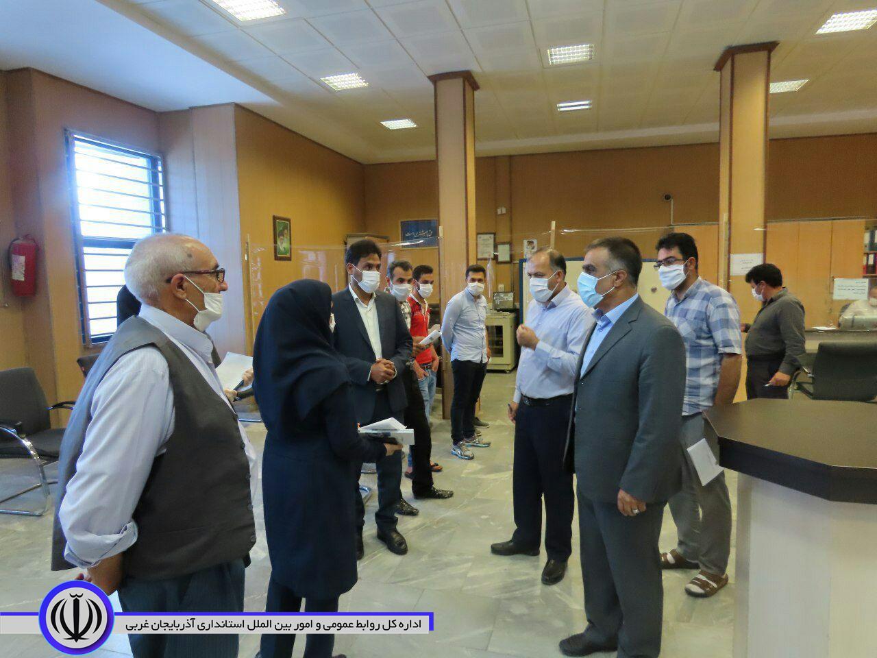بازدید سرزده فرماندار از بانک ها ودفاتر پیشخوان در شهرستان چایپاره