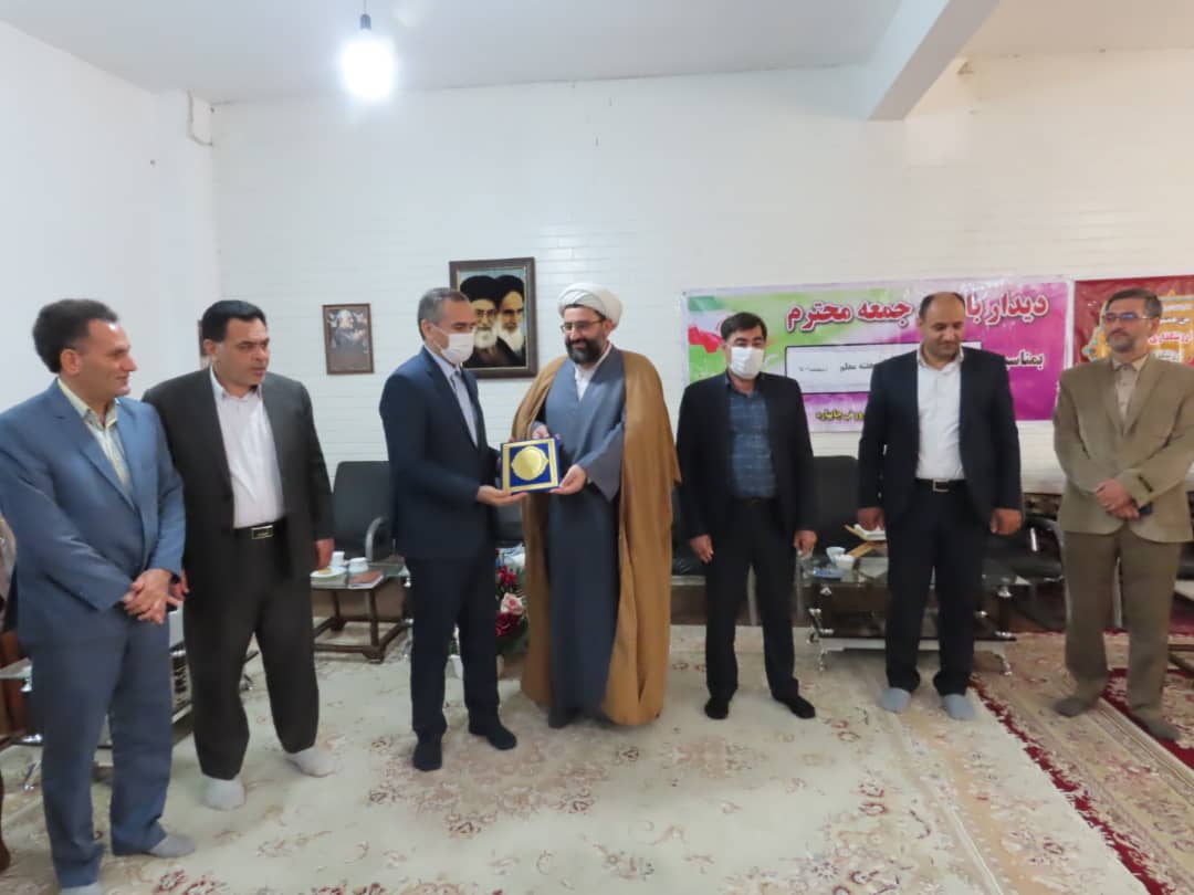 دیدارو گفتگو ی رییس و معاونان و جمعی از پرسنل اداره آموزش و پرورش با امام جمعه و فرماندار شهرستان چایپاره