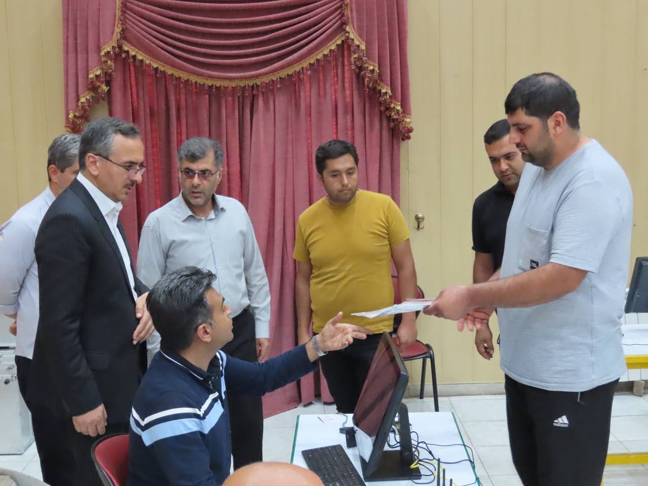 بازدید فرماندار از برگزاری انتخابات اتحادیههای صنفی در شهرستان چایپاره