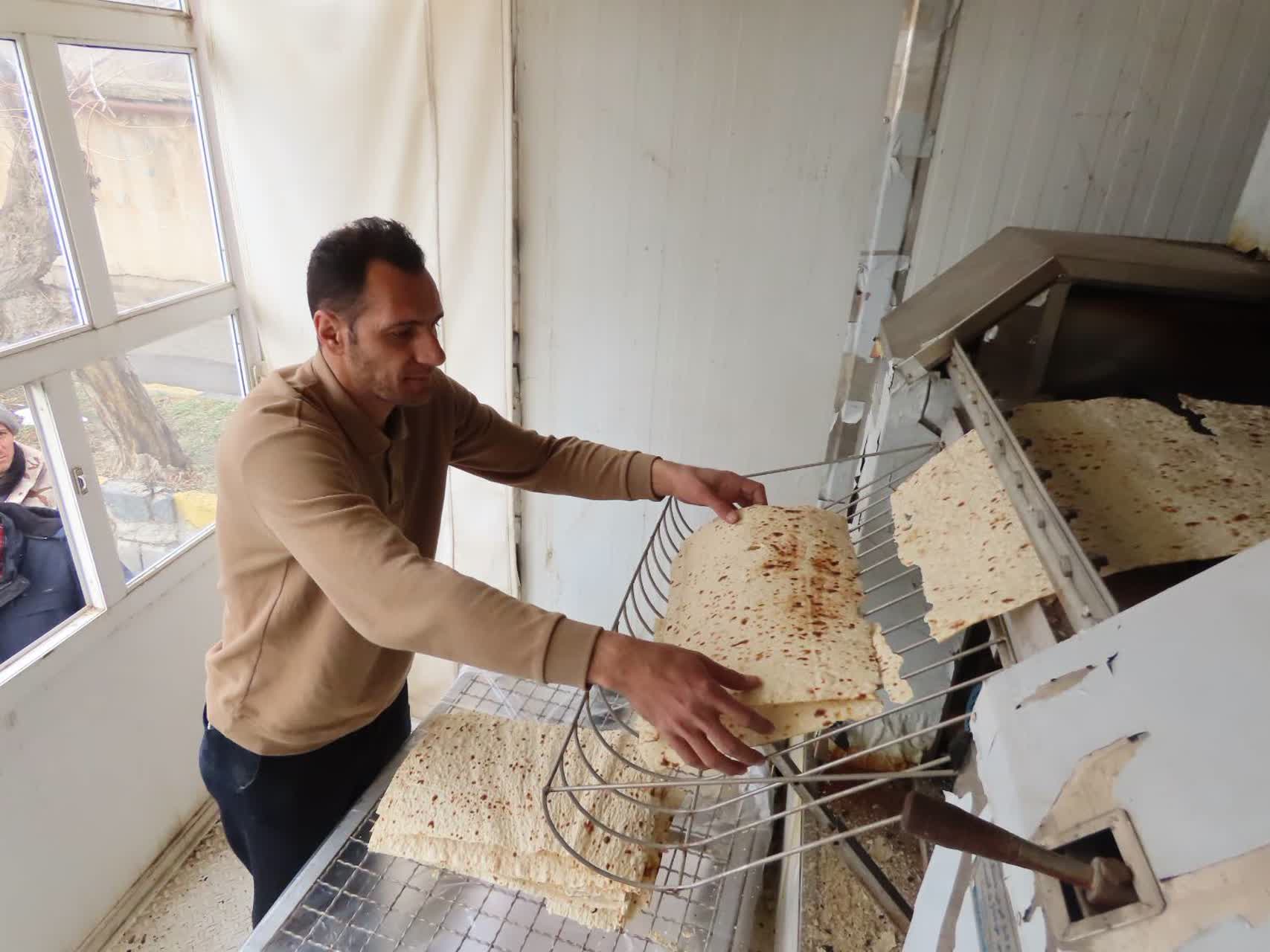 پخت و توزیع نان لواش در نیمه شعبان و آستانه پیروزی انقلاب اسلامی در شهرستان چایپاره