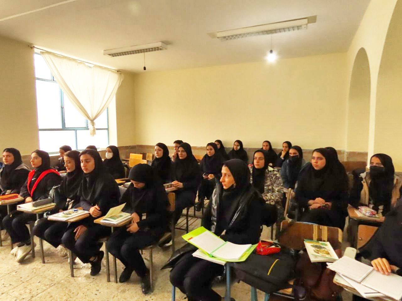 بازدید فرماندار شهرستان چایپاره از هنرستان حضرت زهرا