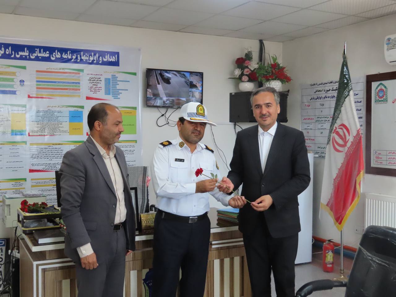 تجلیل فرماندار چایپاره از فرمانده پلیس راه شهرستان