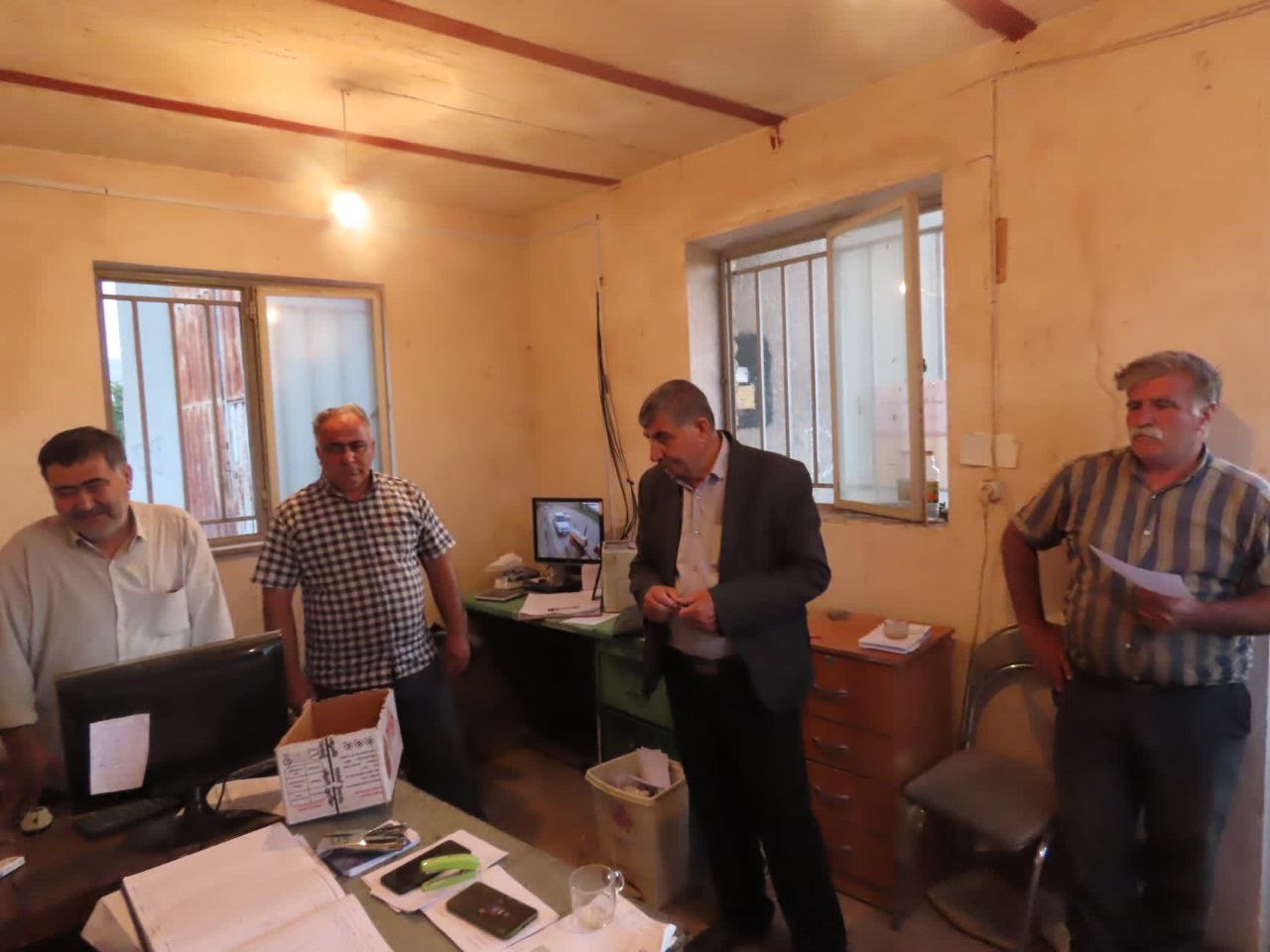 بازدید فرماندار از مرکز خرید گندم در شهرستان چایپاره