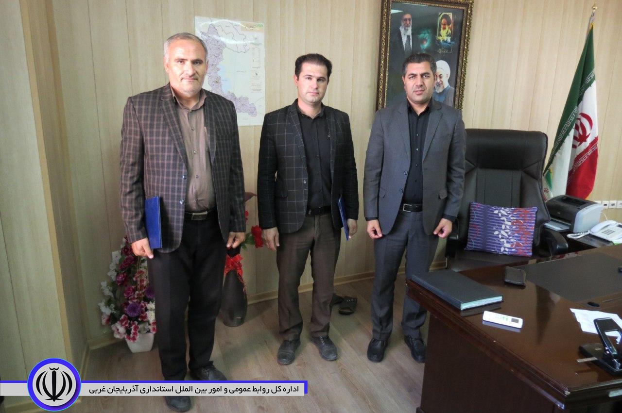 تجلیل از کارمندان بخشداری مرکزی در هفته دولت