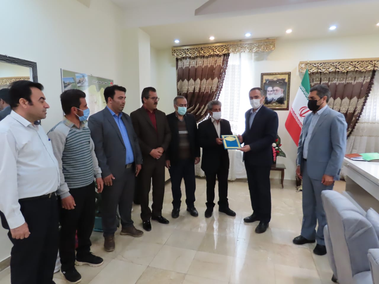 دیدار و گفتگوی فرماندار شهرستان با اعضای شورای اسلامی و دهیار روستای قره کندی
