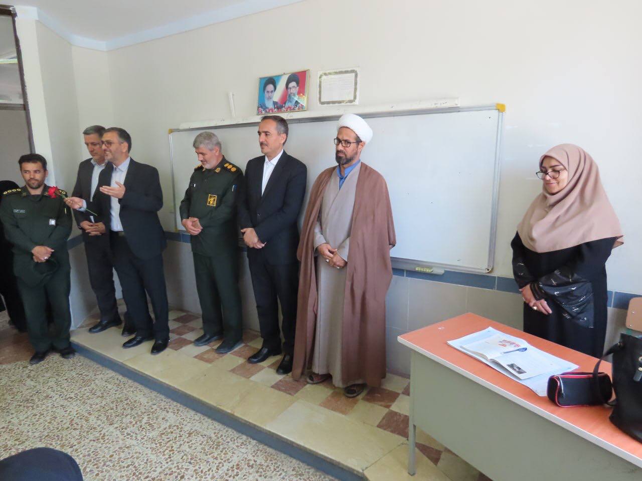 تبریک روز معلم به دبیران دبیرستان کوثر