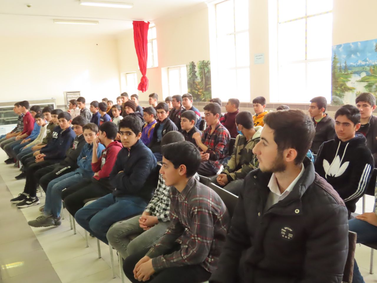 توزیع 100 بسته آموزشی و فرهنگی در دبیرستان خلیج فارس حاجیلار