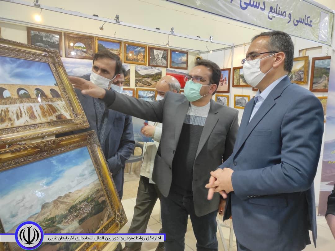 در دومین روز از دهه مبارک فجر : افتتاح نمایشگاه هنر و هنرمندان با حضور شکورزاده فرماندار شهرستان چایپاره در منطقه آزاد تجاری صنعتی ماکو