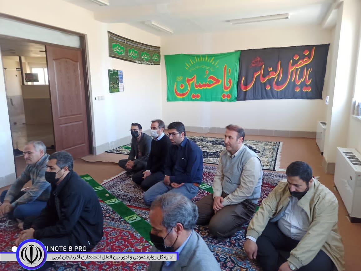 حضور فرماندار شهرستان چایپاره در مجتمع اداری جهت اقامه نماز جماعت