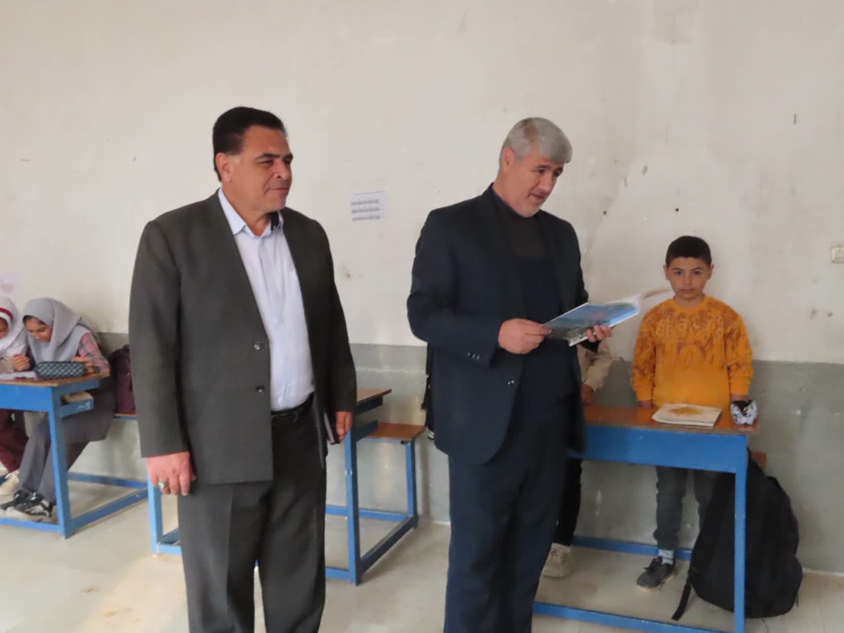 بازدید فرماندار شهرستان چایپاره از دبستان شهید اصغری روستای حاج احمد کندی