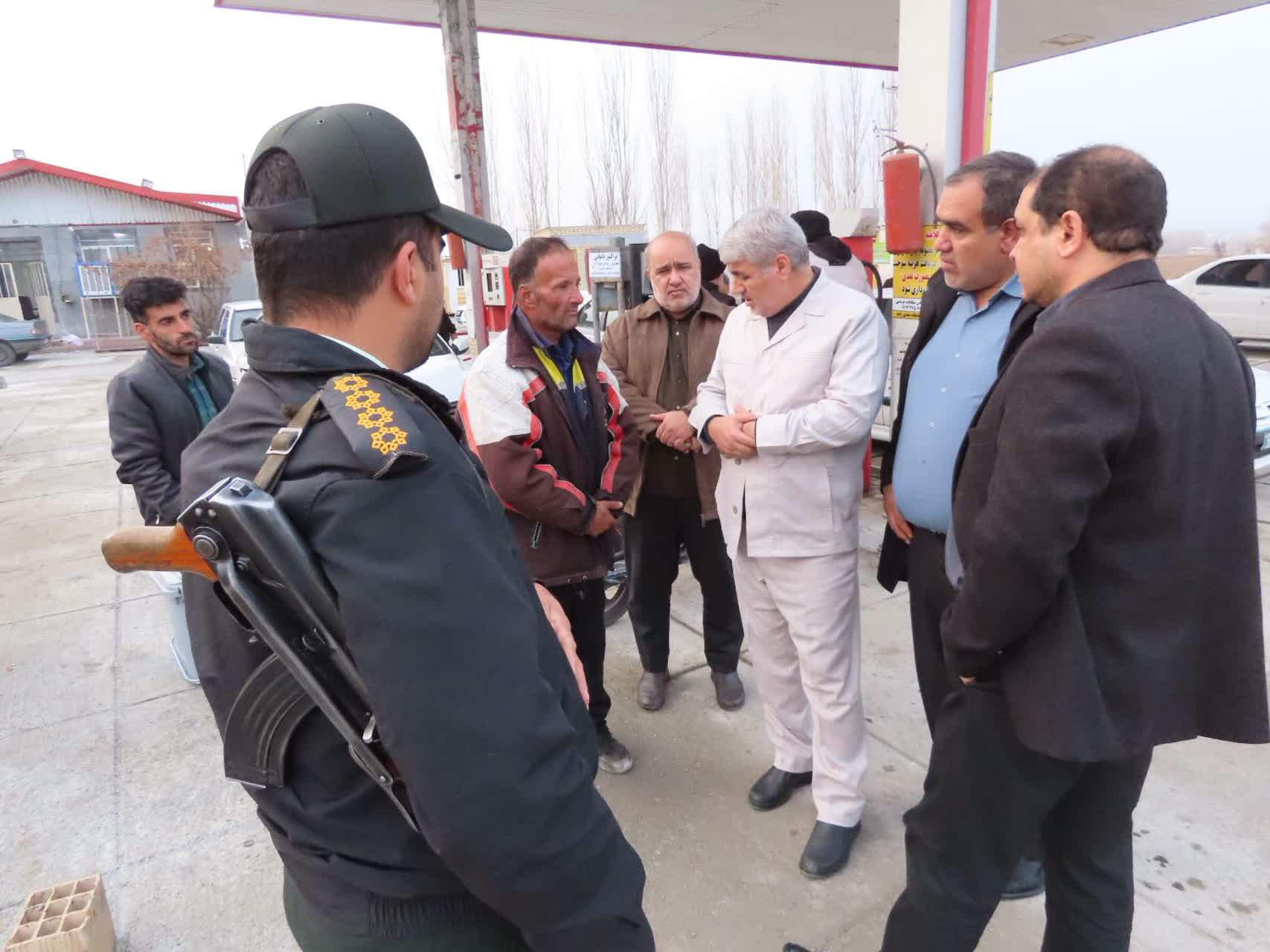 فرماندار شهرستان چایپاره از جایگاه‌های عرضه سوخت در سطح شهر بازدید کرد