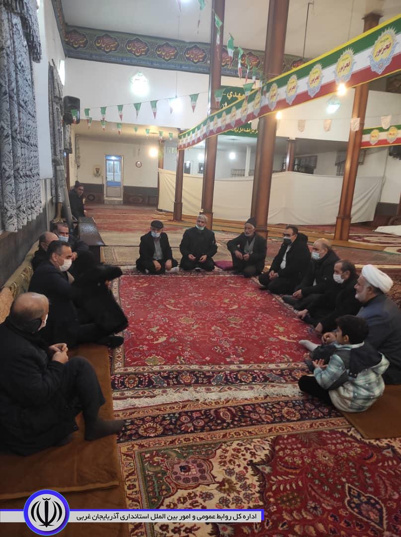 حضور فرماندار شهرستان چایپاره در مسجد صاحب الزمان ( عج) شهر قره ضیاء الدین بمنظور دیدار صمیمی با مردم و جهت رفع مشکلات آنان و برگزاری نماز جماعت مغرب و عشا