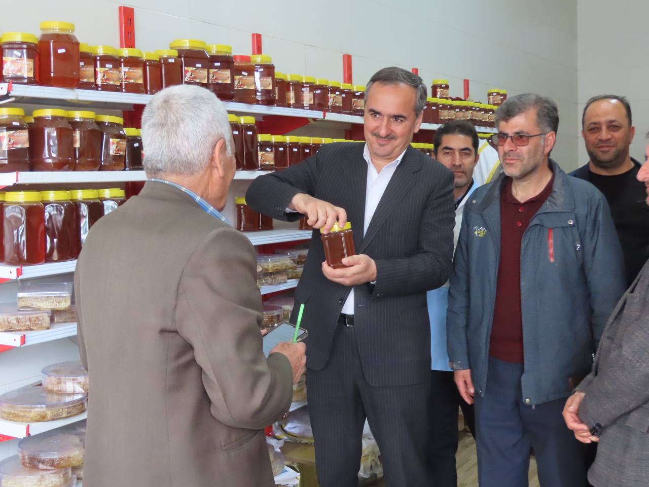 بازدید سرزده فرماندار چایپاره از بازار شب عید شهرستان