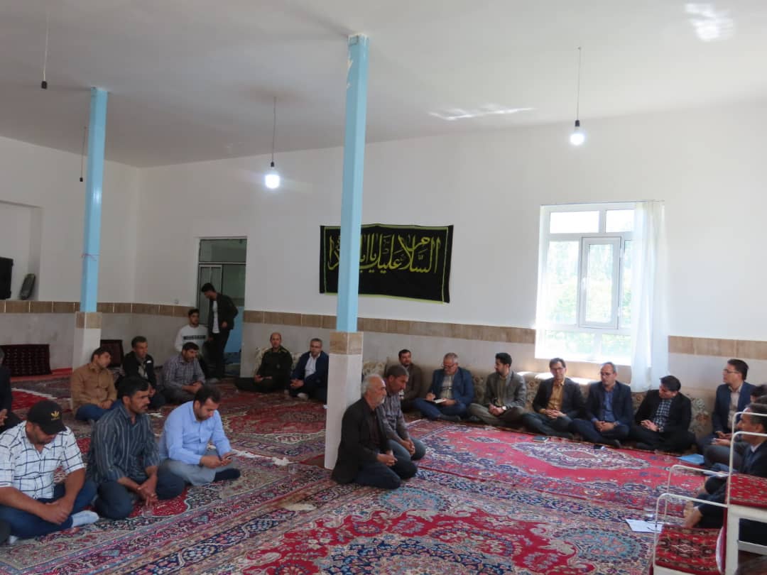 فرماندار شهرستان چایپاره از روستای حسین آباد دوزن بازدید و با مردم شریف آن روستا دیدار نمود.