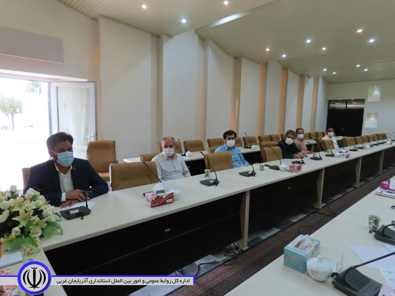 جلسه نظارت بر اجرای پروتکل های بهداشتی در جایگاههای سوخت در شهرستان چایپاره برگزار شد.
