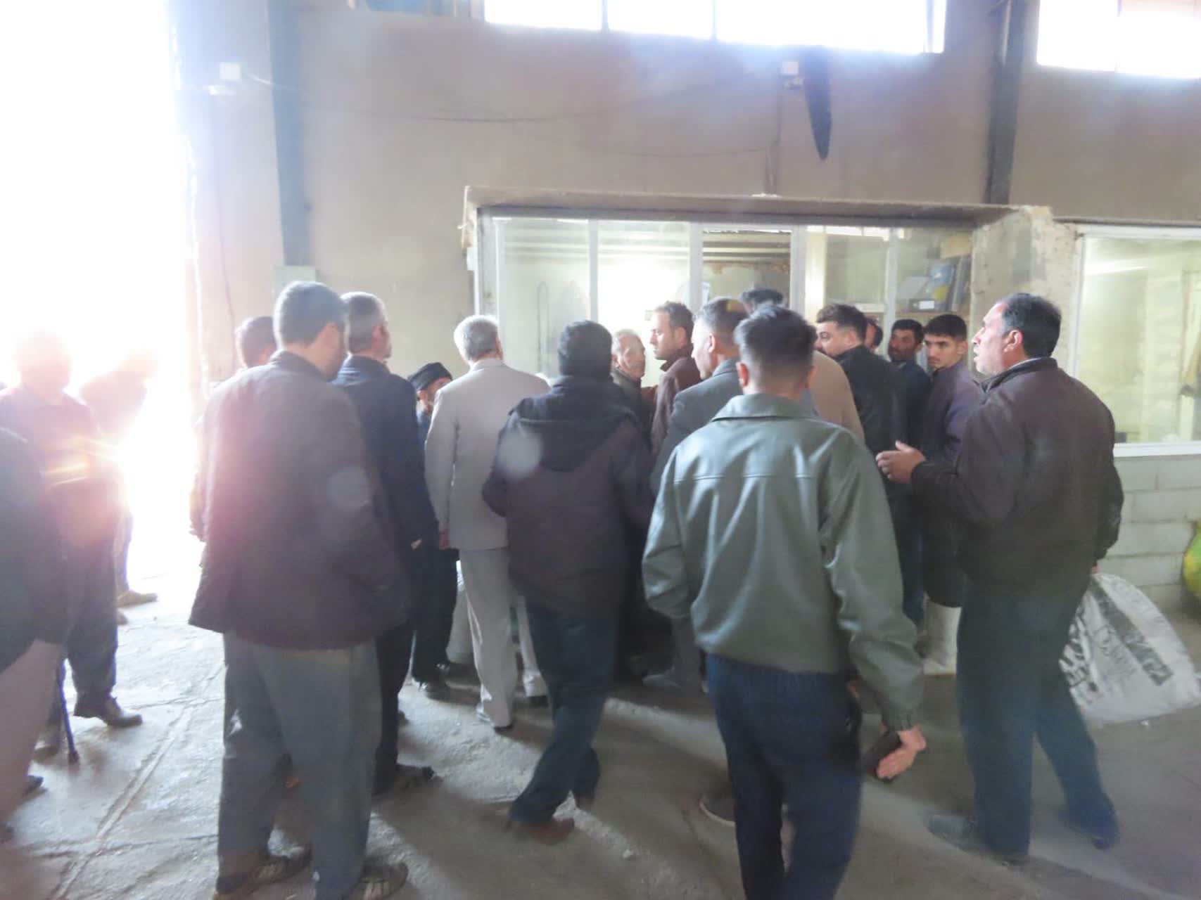 بازدید سرزده فرماندار چایپاره از روند توزیع نهاده‌های دامی