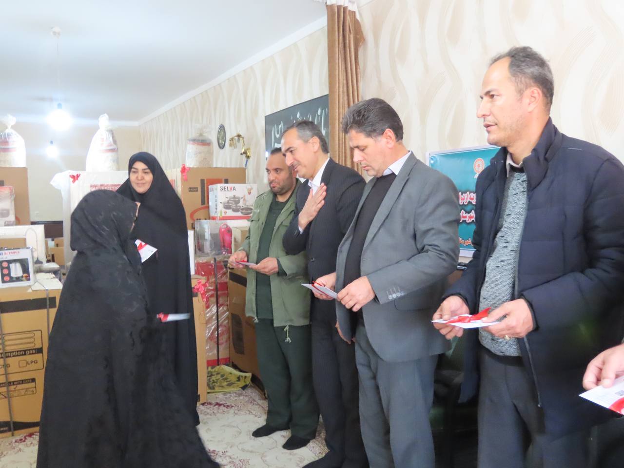 اهداء جهیزیه به نوعروسان بهزیستی شهرستان چایپاره
