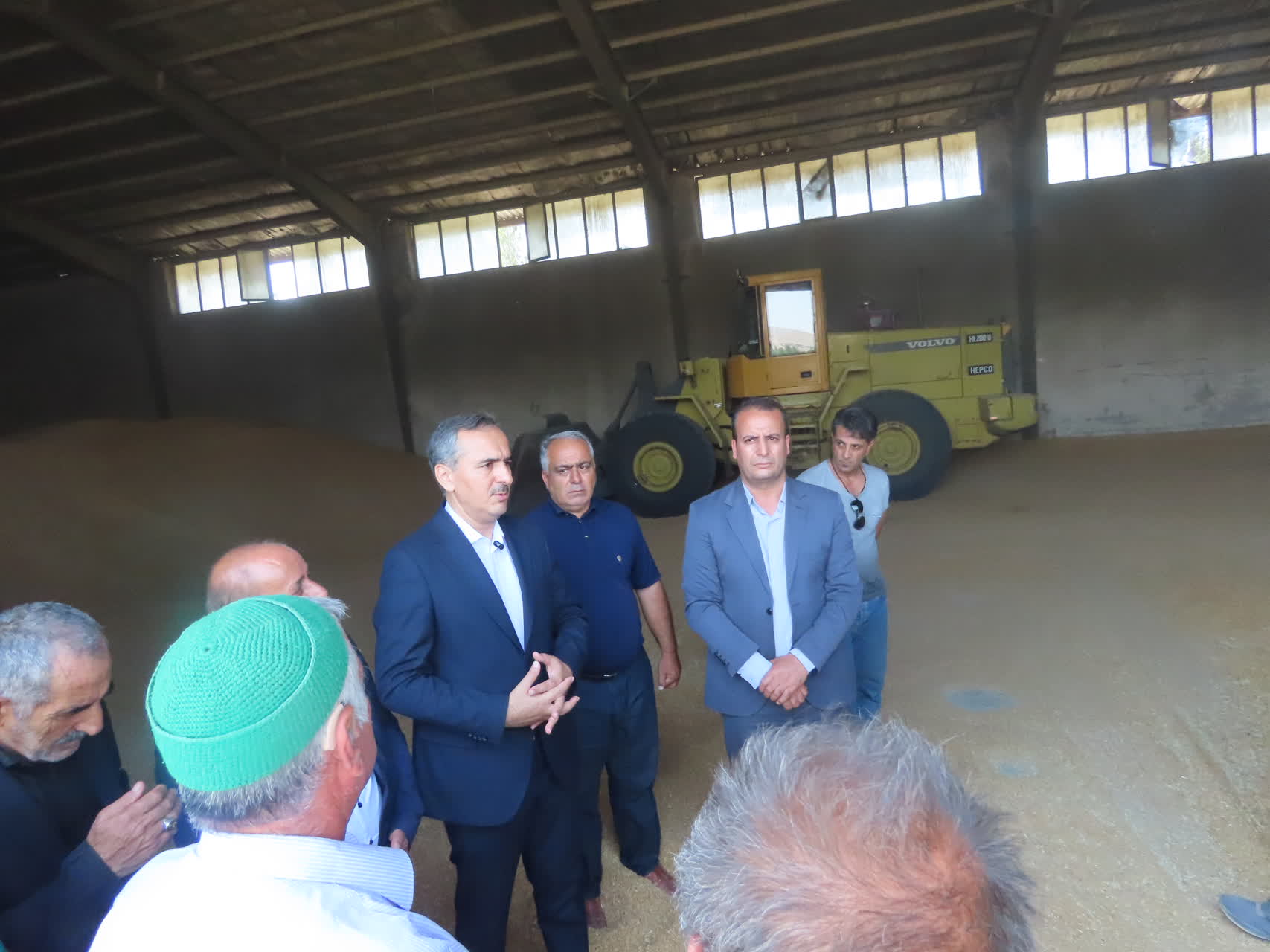 بازدید میدانی فرماندار از مرکز خرید گندم در شهرستان چایپاره