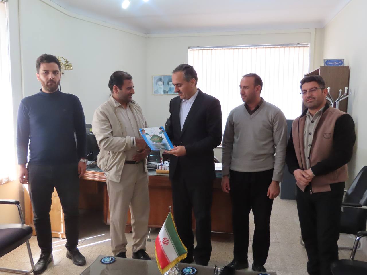 بازدید سرزده سعید شکورزاده فرماندار چایپاره از اداره ثبت احوال