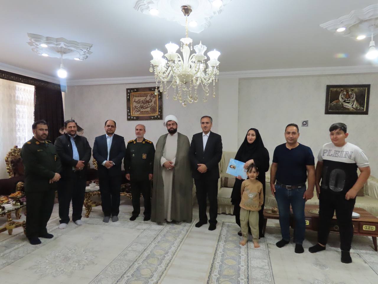 تجلیل فرماندار از دختر شهید سرافراز ماکویی حصار