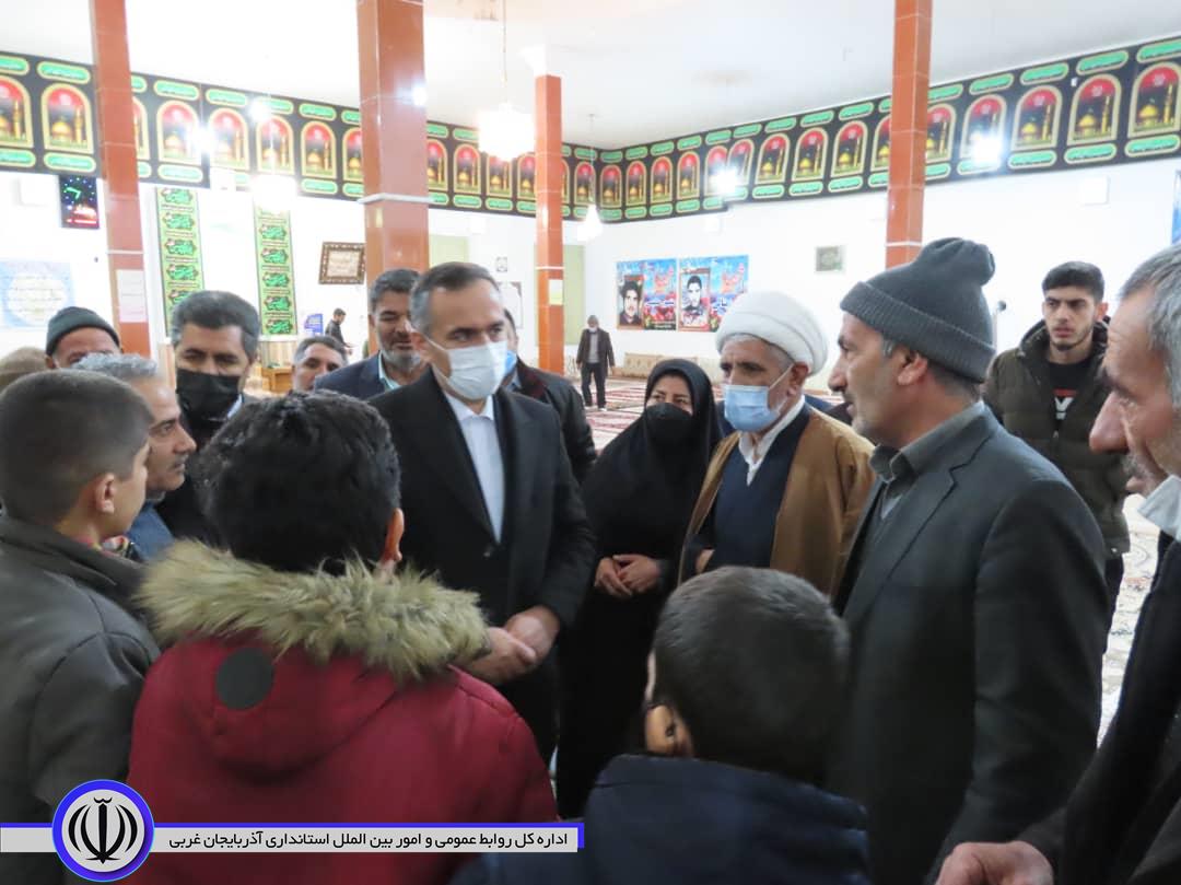حضور فرماندار شهرستان چایپاره در جمع صمیمی مردم روستای خانقاه چورس و شرکت در نماز جماعت مغرب و عشاء