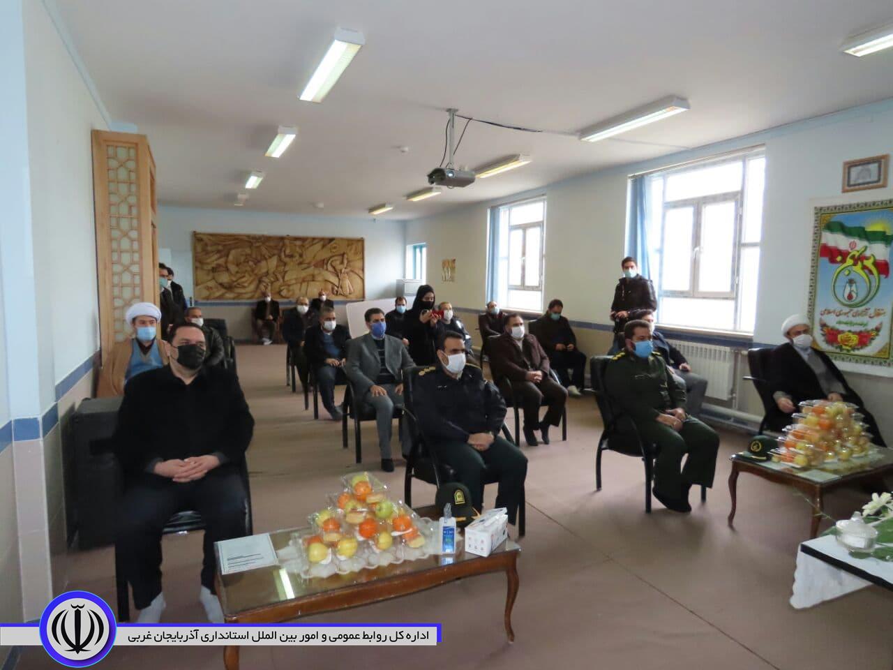 زنگ انقلاب به صورت نمادین در مدرسه ای در شهرستان چایپاره نواخته شد.