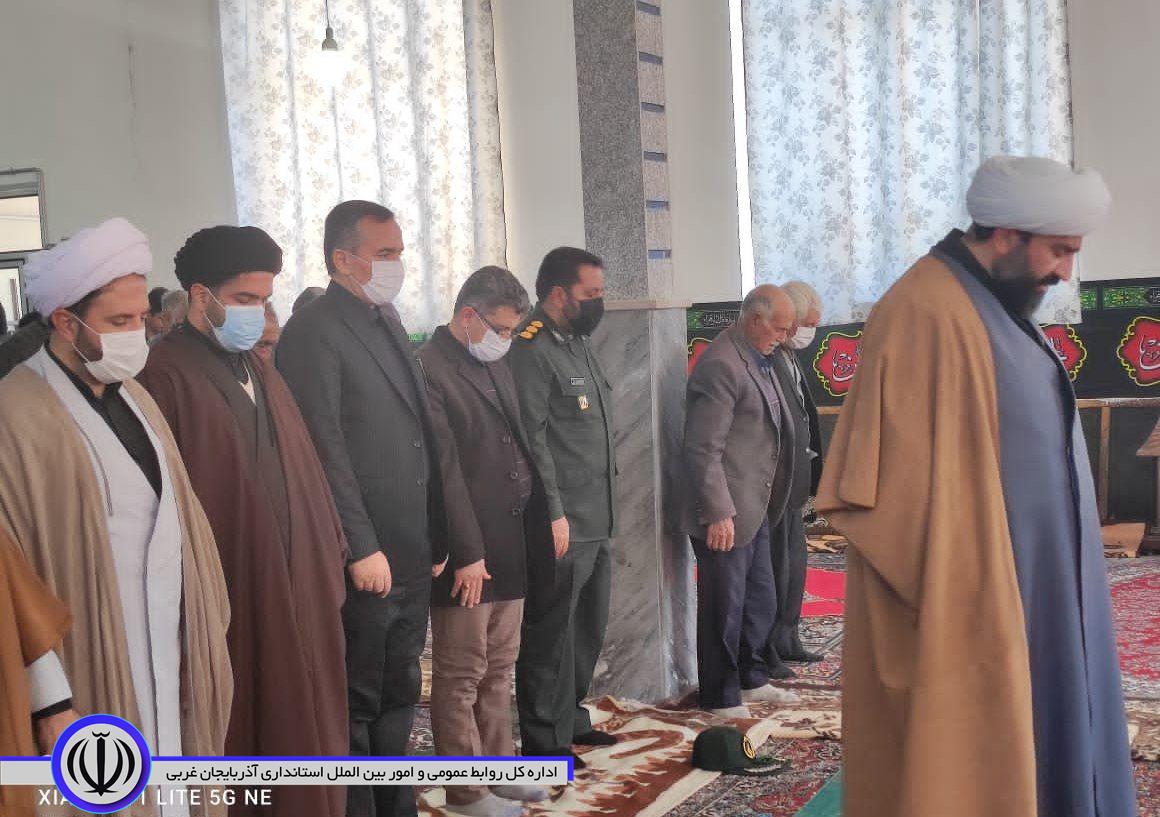 حضور فرماندار شهرستان چایپاره در مسجد امام سجاد (ع) شهر حاجیلار و دیدار صمیمی با مردم جهت رفع مشکلات و اقامه نماز جماعت
