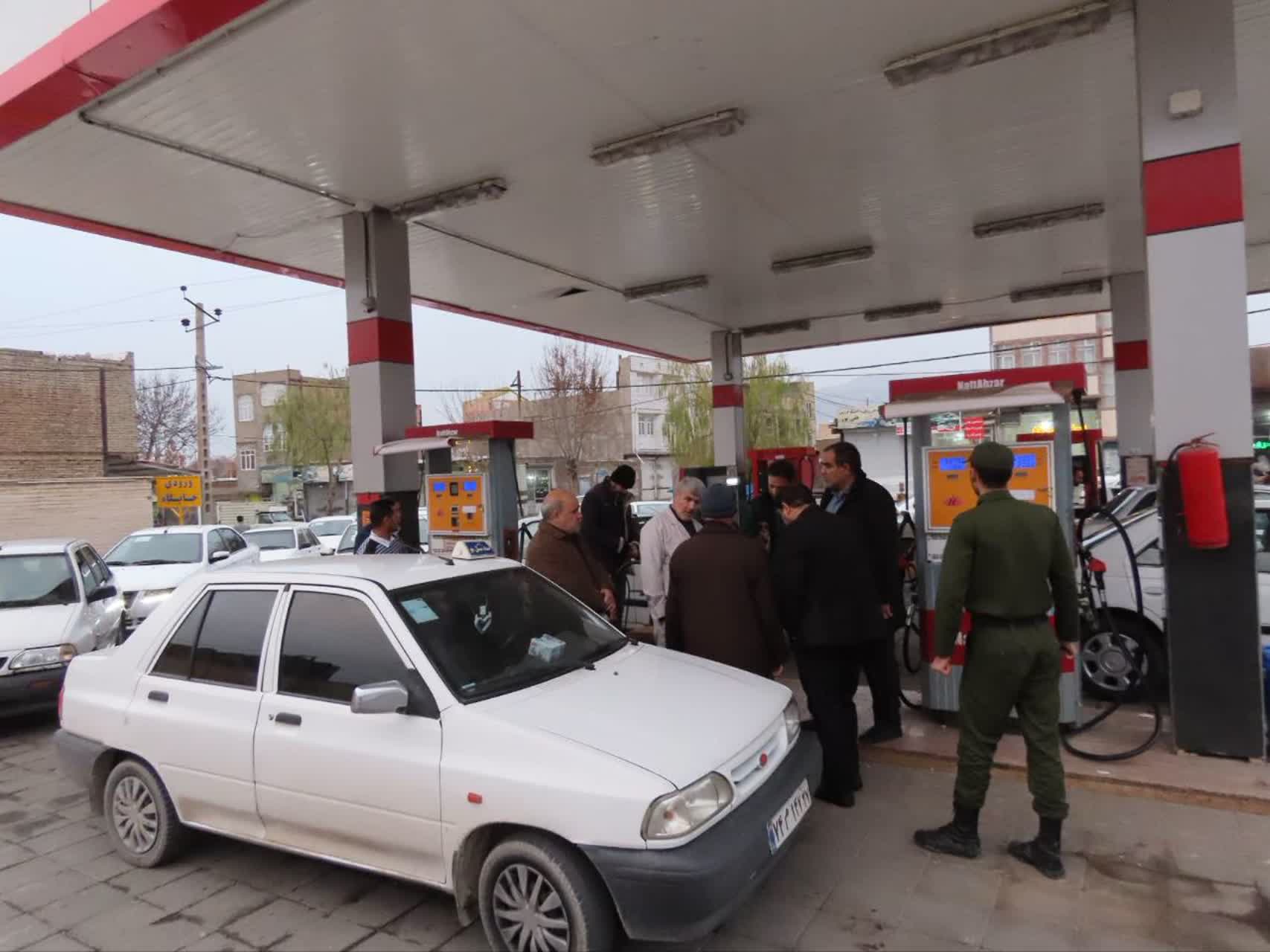 فرماندار شهرستان چایپاره از جایگاه‌های عرضه سوخت در سطح شهر بازدید کرد